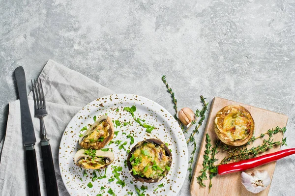 Funghi ripieni al forno con formaggio, peperoncino e pancetta. Schienale grigio — Foto Stock