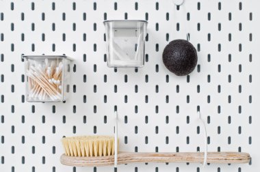 Beyaz arka plan üzerinde bazı banyo aksesuarları