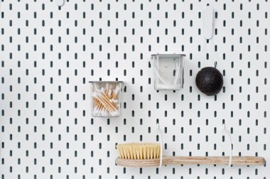 Beyaz arka plan üzerinde izole farklı kişisel hijyen nesneleri,