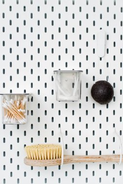 Beyaz arka plan üzerinde bazı banyo aksesuarları