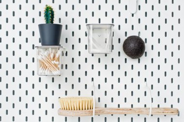 Beyaz arka plan üzerinde izole farklı kişisel hijyen nesneleri,