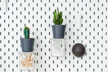 Beyaz arka plan üzerinde izole farklı kişisel hijyen nesneleri,