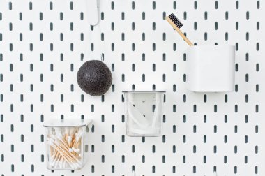 Beyaz arka plan üzerinde çeşitli spa ve güzellik threatment ürünleri, 