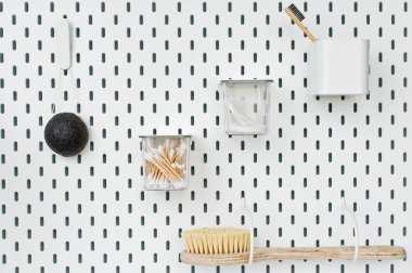 Beyaz arka plan üzerinde izole farklı kişisel hijyen nesneleri,