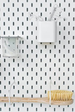 Beyaz arka plan üzerinde izole farklı kişisel hijyen nesneleri,