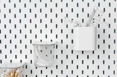 Beyaz arka plan üzerinde izole farklı kişisel hijyen nesneleri,