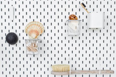 Beyaz arka plan, plastik-Alerjik konsantrasyon üzerinde bazı banyo aksesuarları