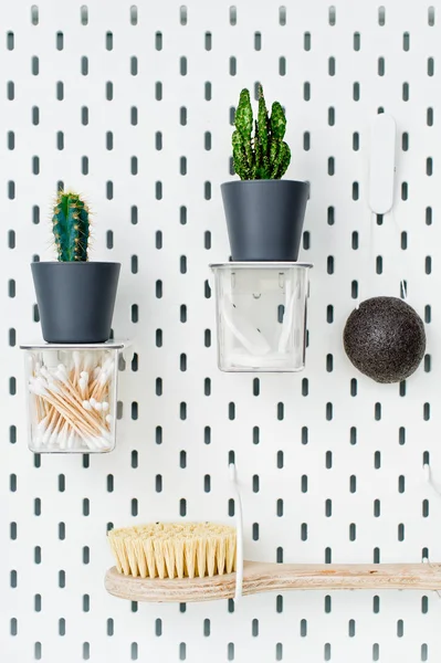 Beyaz arka plan üzerinde izole farklı kişisel hijyen nesneleri,