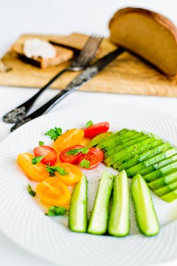 Kiraz domates, salatalık ve avokado ile kase. Tavuk göğsü 