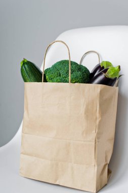 plastik ücretsiz. kavram. kağıt torba ile alışveriş. sıfır atık. pota