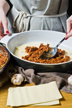 Şef eller kıyılmış et yayıldı. Yan görünüm, metin alanı. Ortak