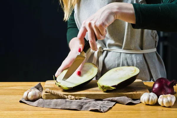 Le chef cuisinier aubergine cuite au four. Vue latérale, espace pour le texte . — Photo