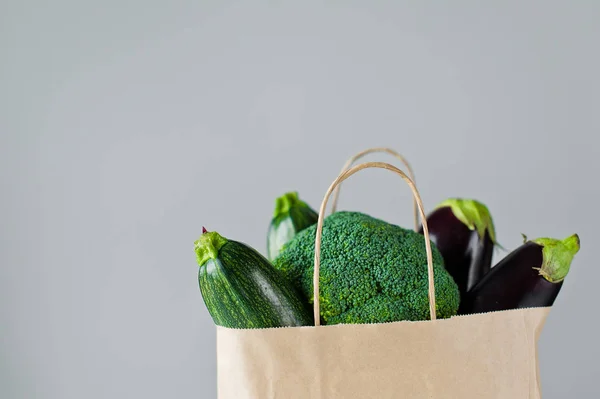 Nulla hulladék élelmiszer-vásárlás. Eco természetes táskák zöldségekkel, eco — Stock Fotó