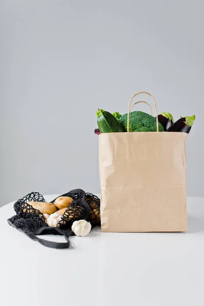 Herbruikbare produceren papieren zakken vol met verse groenten, nul afval — Stockfoto