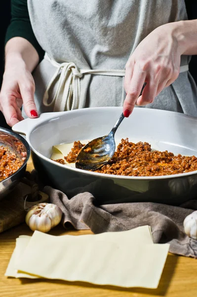 El chef cocinando lasaña casera. Vista lateral, espacio para texto . — Foto de Stock