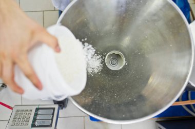 iş Hindistan cevizi cips endüstriyel bir kırıcı içinde uyur - tuşuna basın. Gıda