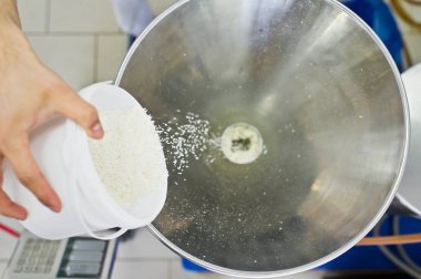 iş Hindistan cevizi cips endüstriyel bir kırıcı içinde uyur - tuşuna basın. Gıda