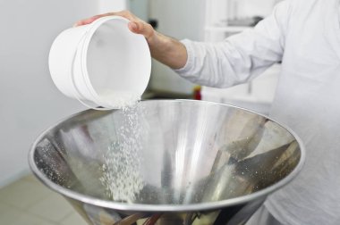 iş Hindistan cevizi cips endüstriyel bir kırıcı içinde uyur - tuşuna basın. Gıda