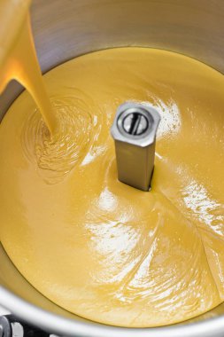 işçi endüstriyel karıştırıcı, gıda sektöründe, c fıstık ezmesi doldurur