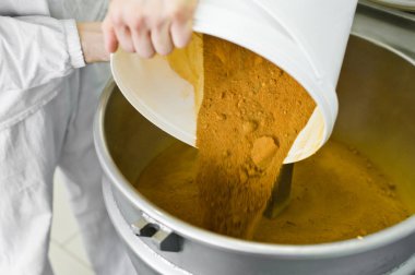 işçi, endüstriyel karıştırıcı uykuya aspirasyon düşüyor, gıda Industr