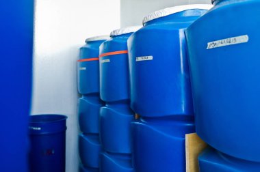 plastik varil. Metal bir çerçeve ile bir palet üzerindeki varil. Sevk irsaliyesi 