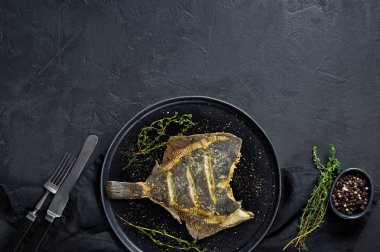 Izgara yaldızlı pisibalığı. Gri arka plan, üstten görünüm, metin için yer