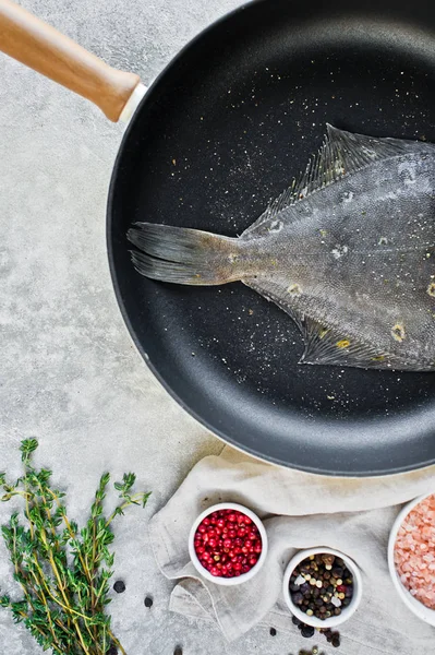 Pan çiğ yaldızlı pisibalığı. Gri arka plan, üstten görünüm.