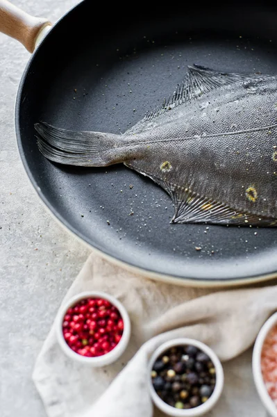 Pan çiğ yaldızlı pisibalığı. Gri arka plan, üstten görünüm.
