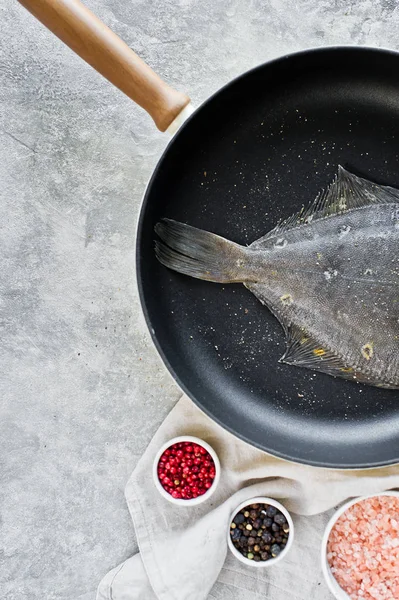 Pan çiğ yaldızlı pisibalığı. Gri arka plan, üstten görünüm.