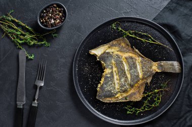 Izgara pisi balığı, sağlıklı gıda dengeli. Gri arka plan, üstten görünüm, metin için yer.