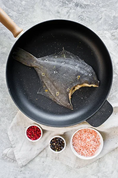 Pan çiğ yaldızlı pisibalığı. Gri arka plan, üstten görünüm.