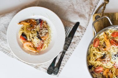 Spagetti, tavada karides macunu. Üstteki görünüm, beyaz arka plan.