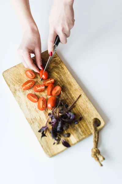 El chef corta los tomates. Vista superior, fondo blanco . — Foto de Stock