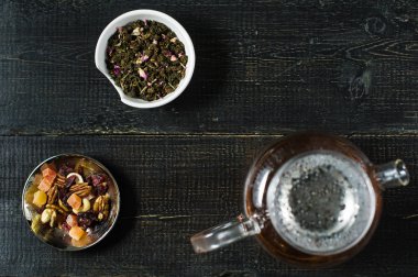 Çay, çay töreni. Siyah ahşap arka plan.