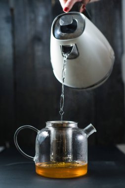 Kız çaydanlık içine su dökülen.