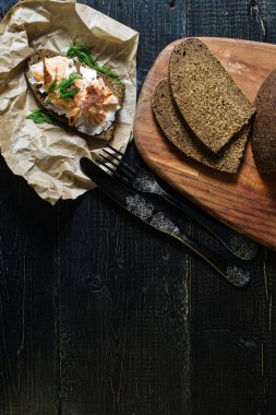 Yumuşak peynir ile siyah ekmek üzerinde füme somon fileto ile İskandinav sandviç