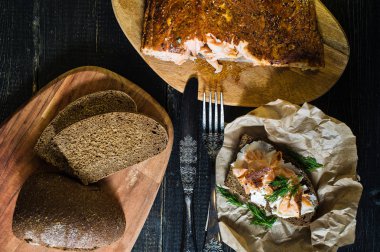 Yumuşak peynir ile siyah ekmek üzerinde füme somon fileto ile İskandinav sandviç