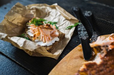 Yumuşak peynir ile siyah ekmek üzerinde füme somon fileto ile İskandinav sandviç