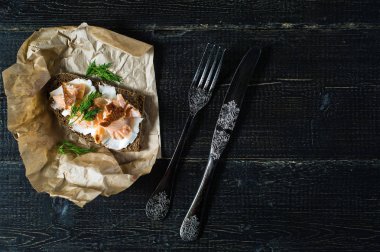Yumuşak peynir ile siyah ekmek üzerinde füme somon fileto ile sandviç