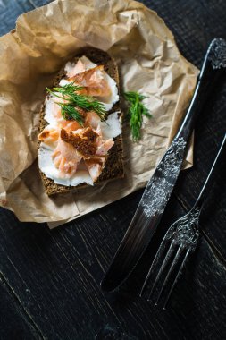 Yumuşak peynir ile siyah ekmek üzerinde füme somon fileto ile sandviç