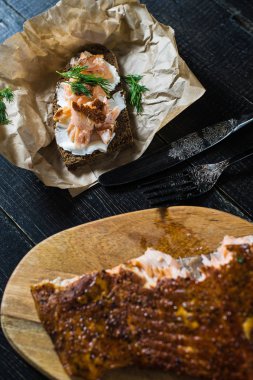 Yumuşak peynir ile siyah ekmek üzerinde füme somon fileto ile sandviç
