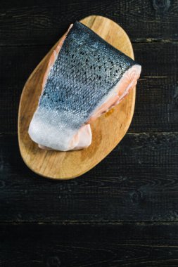 Atlantik çiğ somon, siyah ahşap arka planda biftek