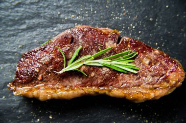 Biftek siyah Angus kızartma arka mermer Beef. Siyah arka plan, üst görünüm.