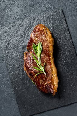 Biftek siyah Angus kızartma arka mermer Beef. Siyah arka plan, üst görünüm.