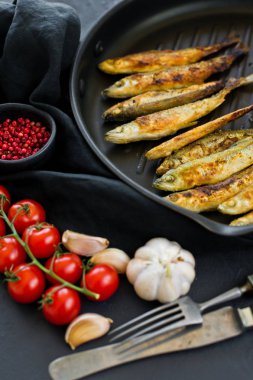 Tavada kızartılmış bir koku. Siyah arka plan, üst görünüm, metin için alan.