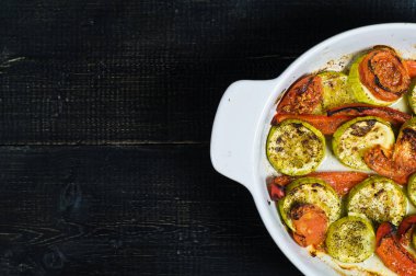 Fırında sebze pişirme çanak, kabak, biber ve kabak.