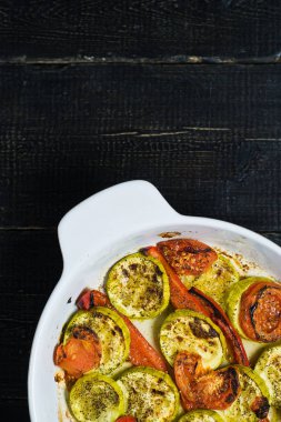 Fırında sebze pişirme çanak, kabak, biber ve kabak.