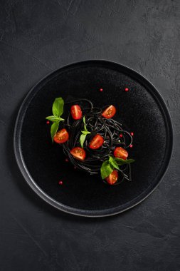 Tavada uskumru kızartılmış. Siyah arka plan, üst görünüm, metin için alan.