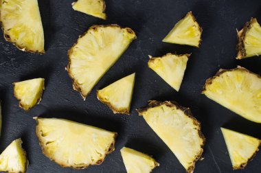 Metin için alan ile siyah arka plan üzerinde ananas dilimleri.