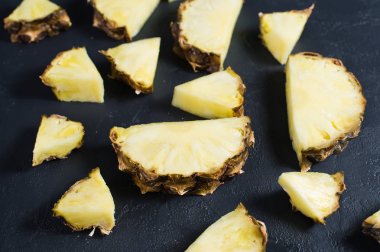 Metin için alan ile siyah arka plan üzerinde ananas dilimleri.